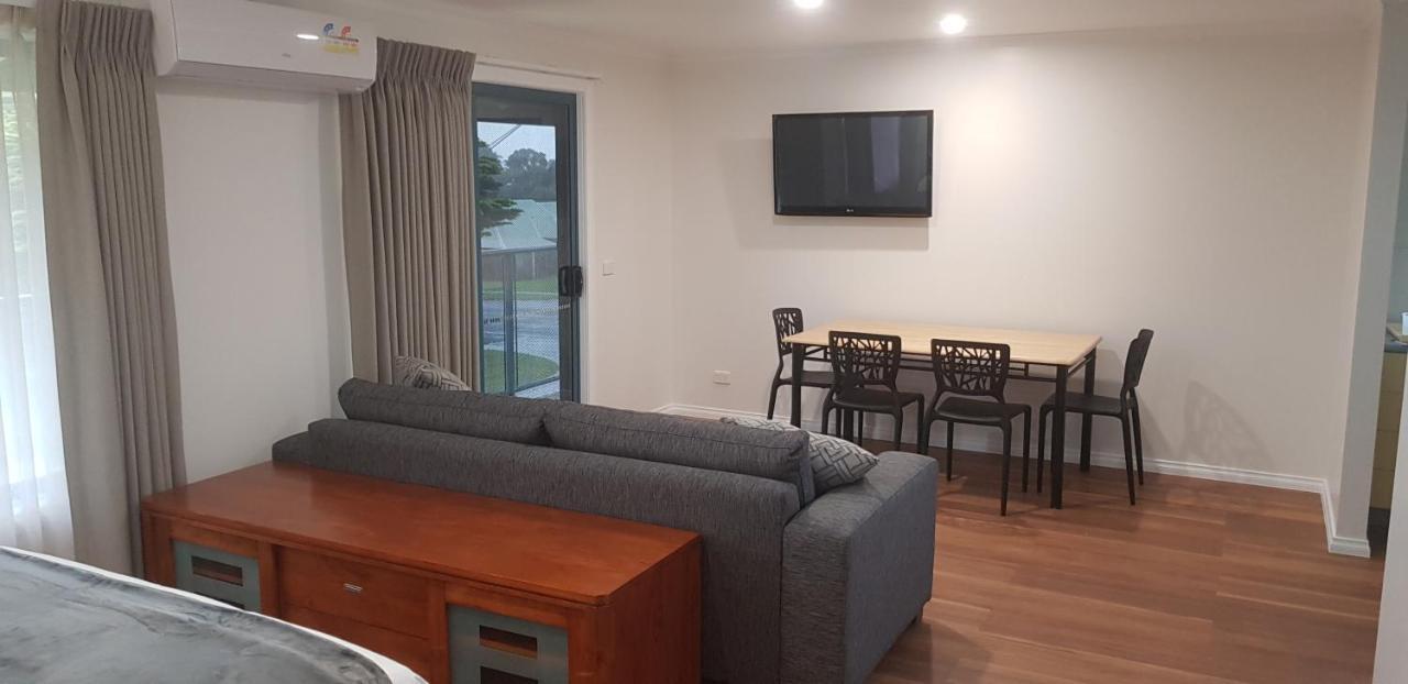 Phillip Island Off-Track Accommodation 卡尔斯 外观 照片