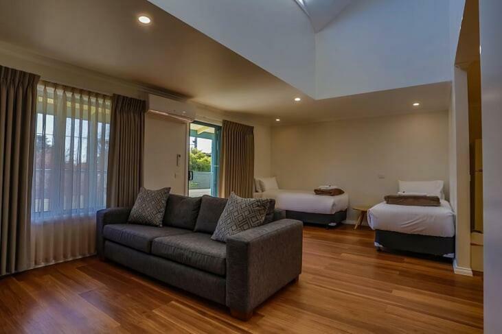Phillip Island Off-Track Accommodation 卡尔斯 外观 照片